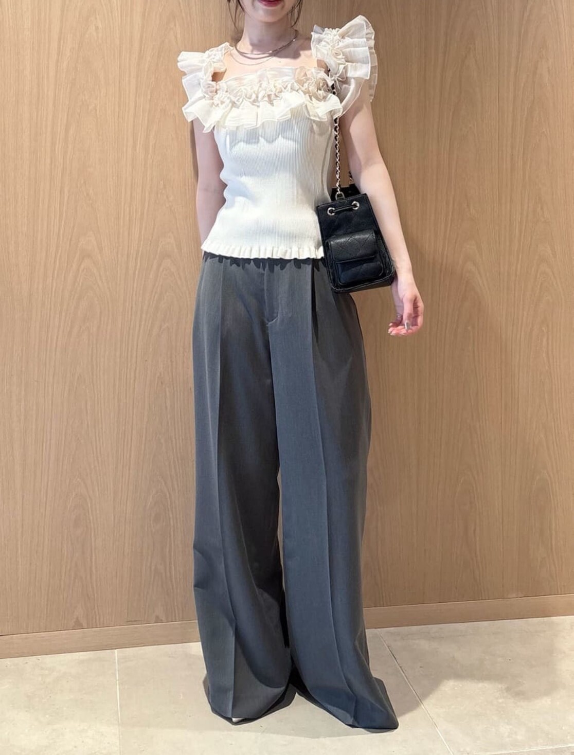 LILY BROWN　デコレーションフリルニットトップス