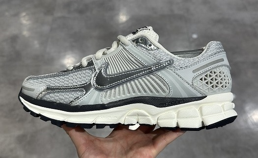 【NIKE】 ウィメンズ ズーム ボメロ 5🌌*