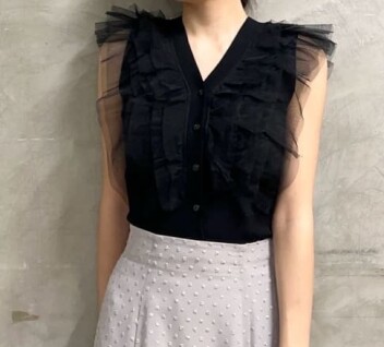 SNIDEL 🌸 定番人気のチュールフリルノースリニットプルオーバーが春カラーで登場 🌸