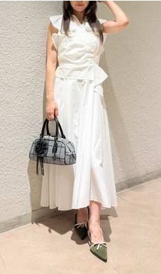 LILY BROWN　優美なラッフルとジレディテールが融合したペプラムシャツワンピース👗