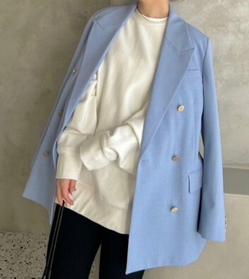 Mila Owen 💙本格仕様の金ボタンブレザーが、春素材にアップデート 💙
