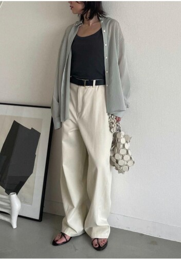 Henon.　肌触りの良いパウダリーなコットン素材のチノパンツ✨