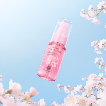 🌸春の髪、つややか、さらり。 『ハーバルヘアエッセンス』からさくらの香りが限定登場！