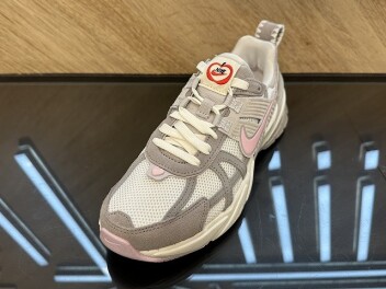 【NIKE】ウィメンズ V2K ラン