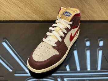 【NIKE】エア ジョーダン 1 MID SE GS
