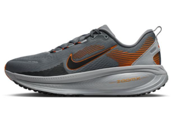 🌟NIKE　VOMERO18🌟