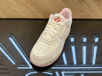 【NIKE】ウィメンズ エア フォース 1 '07 LX