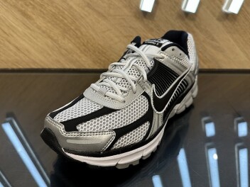 【NIKE】ズーム ボメロ 5